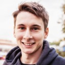 建议开启自动更新或定期访问官网检查新版本。在应用商店更新时，确认开发者是